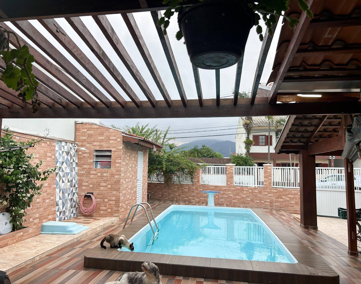 Casa à venda com 3 quartos, 250m² - Bom Retiro,Matinhos