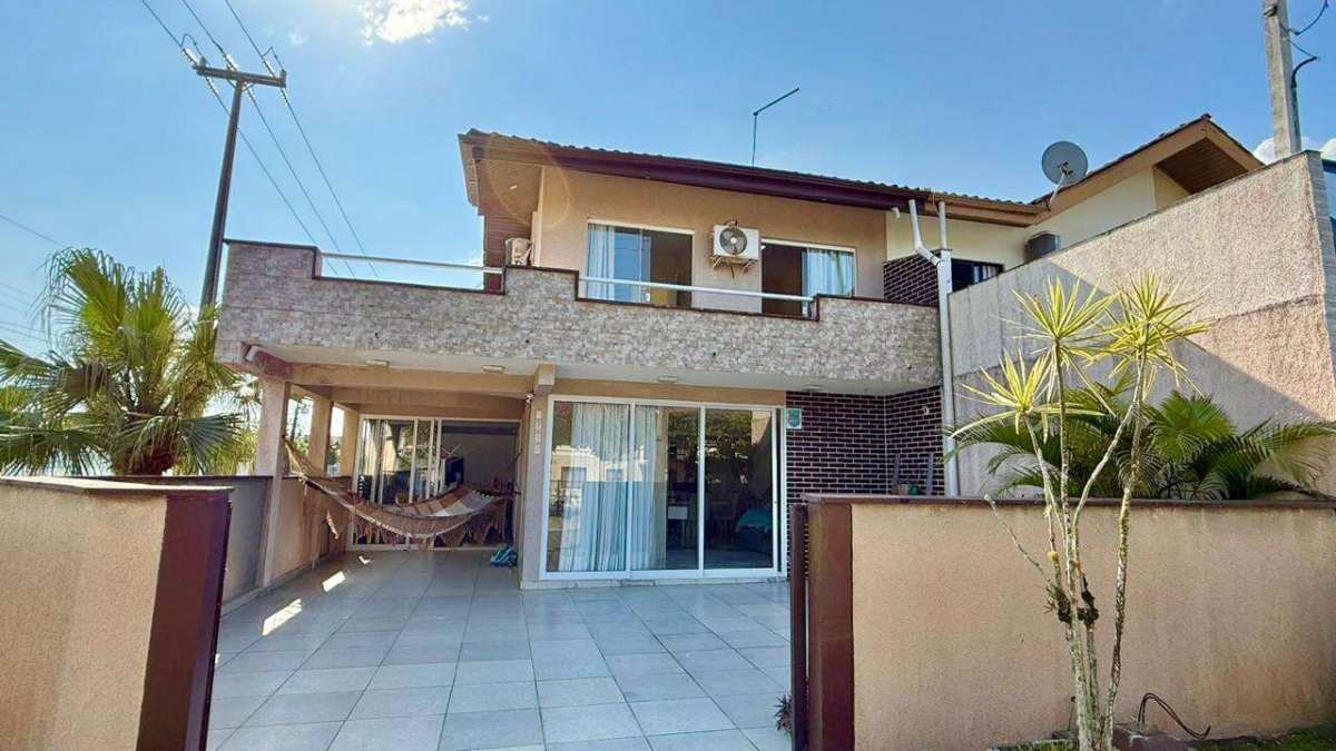 Sobrado à venda com 3 quartos, 93m² - Brejatuba,Guaratuba