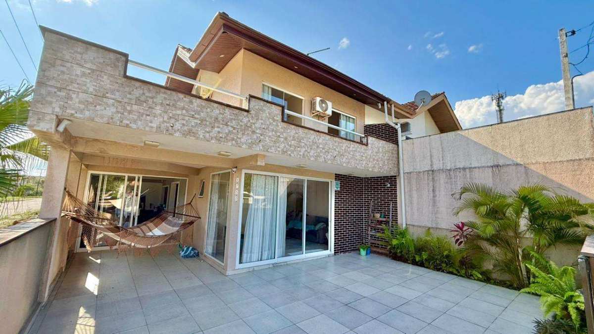 Sobrado à venda com 3 quartos, 93m² - Brejatuba,Guaratuba