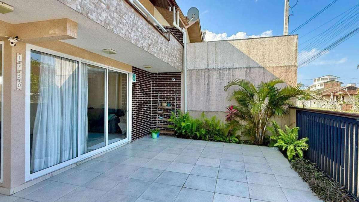 Sobrado à venda com 3 quartos, 93m² - Brejatuba,Guaratuba