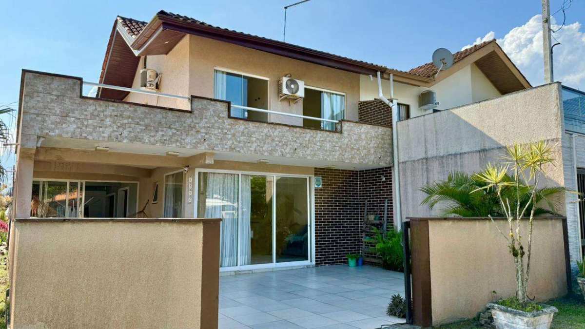  - Morar Bem, Perto do mar e de Tudo mais  Sobrado com Área Gourmet e Sacada Ampla