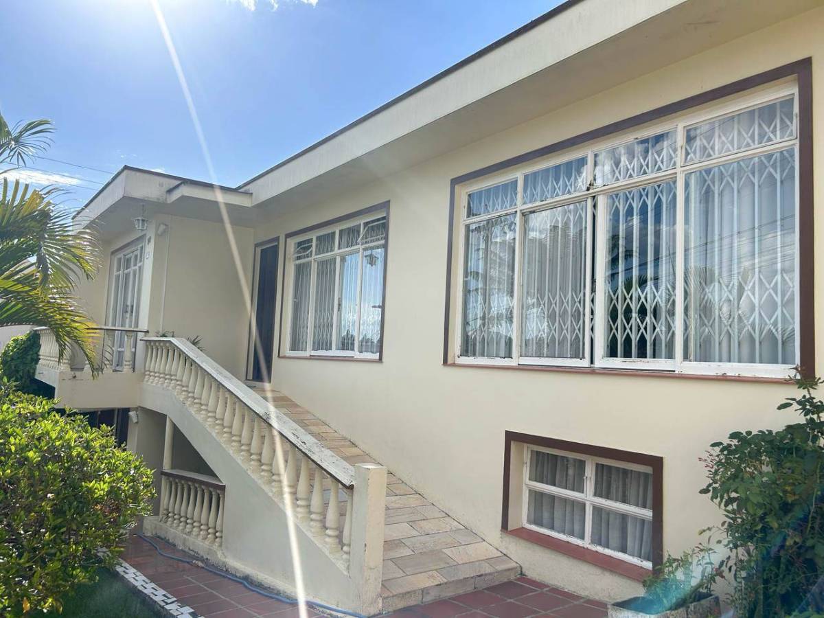 Casa à venda com 3 quartos, 256,04m² - Ahú,Curitiba